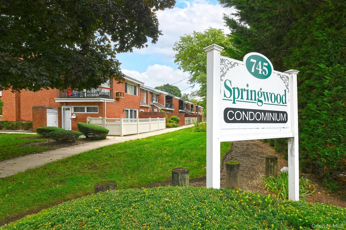 745 Conklin ST #18, Farmingdale, NY 11735