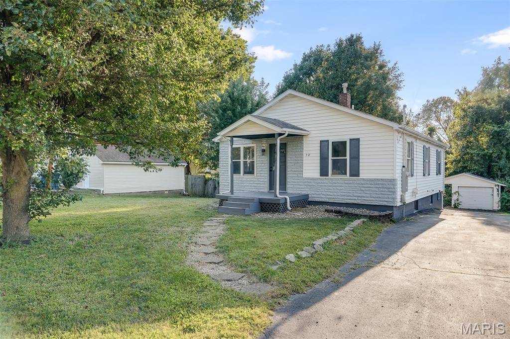 717 Greenwood PL, Collinsville, IL 62234