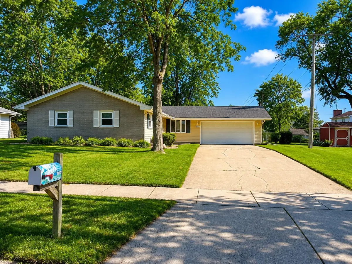 111 Sherwood DR, Crown Point, IN 46307