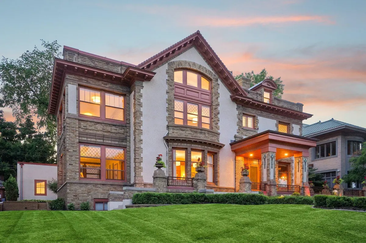 2224 W Lake Of The Isles Pkwy, Minneapolis, MN 55405