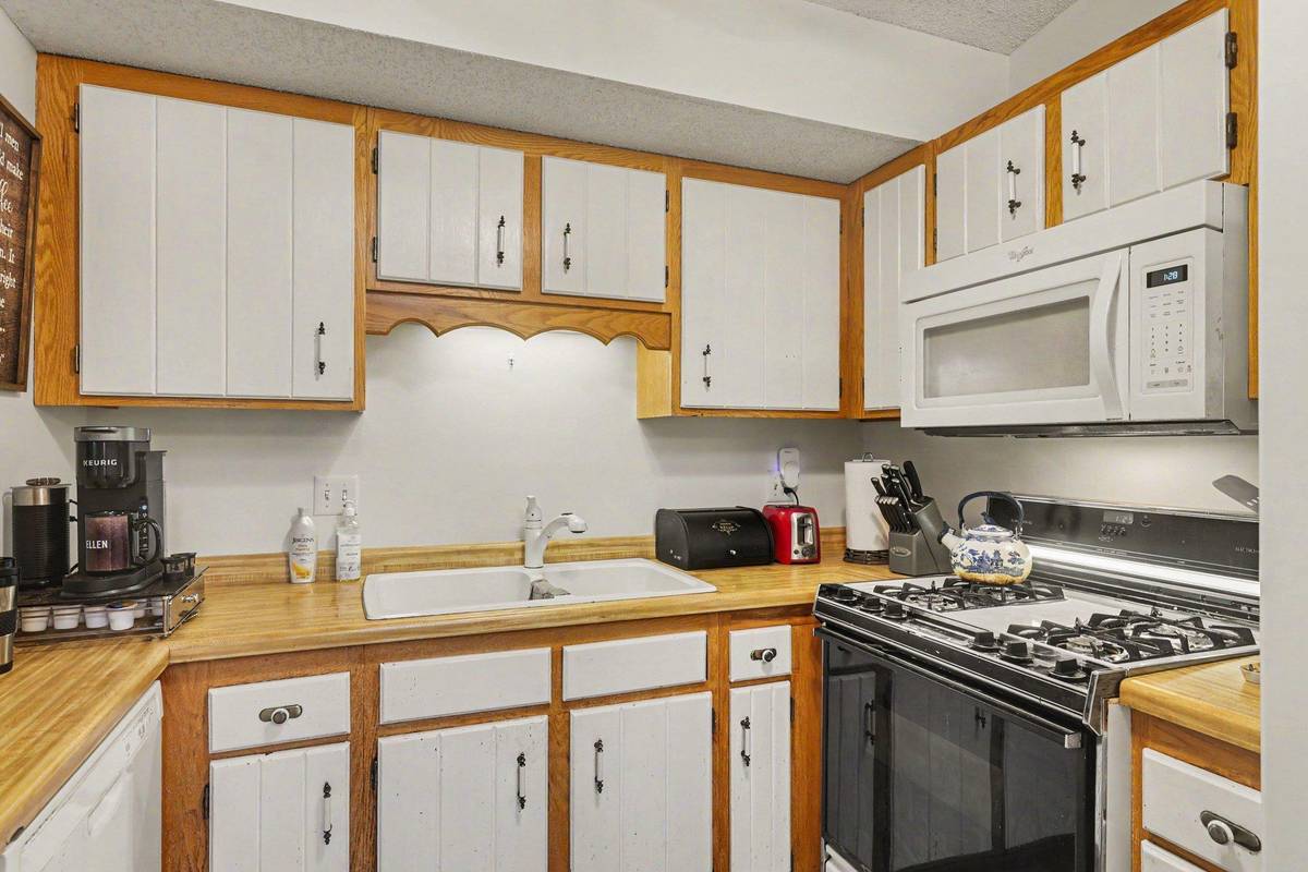 5626 N Innsbruck CT, Fridley, MN 55432