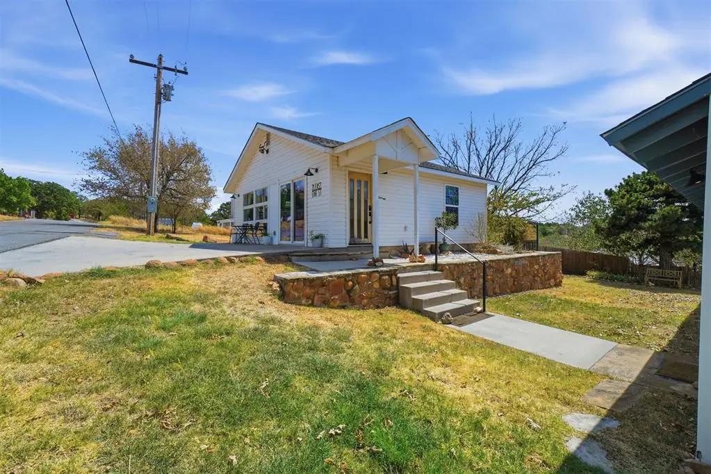 71 E OAK AVE, Medicine Park, OK 73557