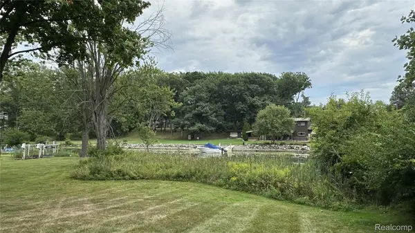 21395 Thorofare RD, Grosse Ile Township, MI 48138