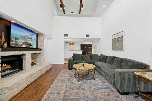 103 Birdie DR, The Hills, TX 78738