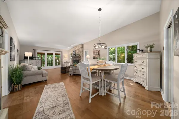 204 Water Oak LN, Hendersonville, NC 28791