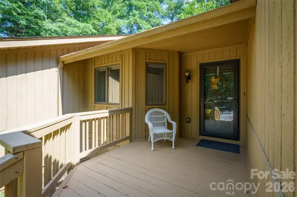 204 Water Oak LN, Hendersonville, NC 28791