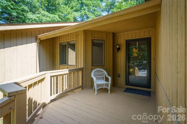 204 Water Oak LN, Hendersonville, NC 28791