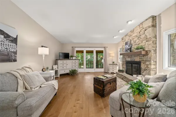 204 Water Oak LN, Hendersonville, NC 28791