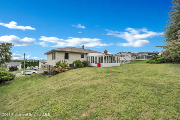 518 Shirley LN, Dunmore, PA 18512