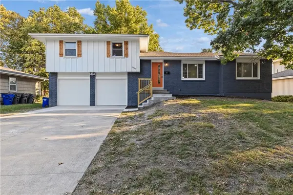 1202 E Ridgeway DR, Olathe, KS 66106