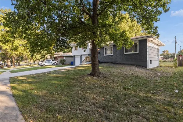 1202 E Ridgeway DR, Olathe, KS 66106
