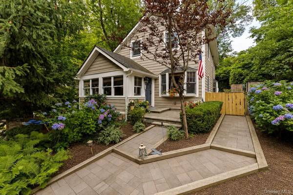 18 Walnut AVE, Setauket, NY 11733