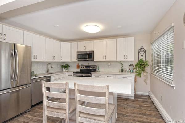 745 Conklin ST #18, Farmingdale, NY 11735