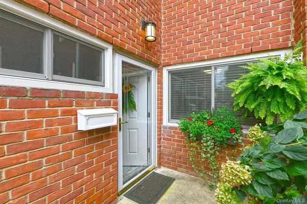 745 Conklin ST #18, Farmingdale, NY 11735