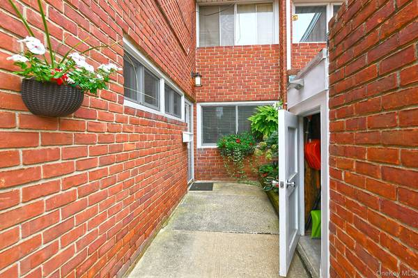 745 Conklin ST #18, Farmingdale, NY 11735