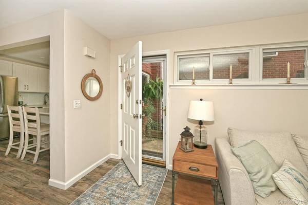 745 Conklin ST #18, Farmingdale, NY 11735