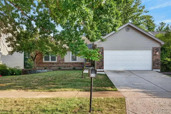 926 Oakwood Farms LN, Ballwin, MO 63021