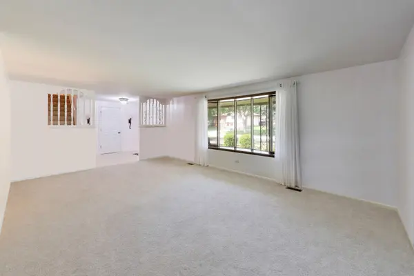 252 Millford LN, Bloomingdale, IL 60108
