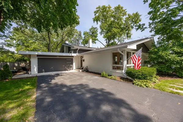 1024 Catalpa LN, Naperville, IL 60540