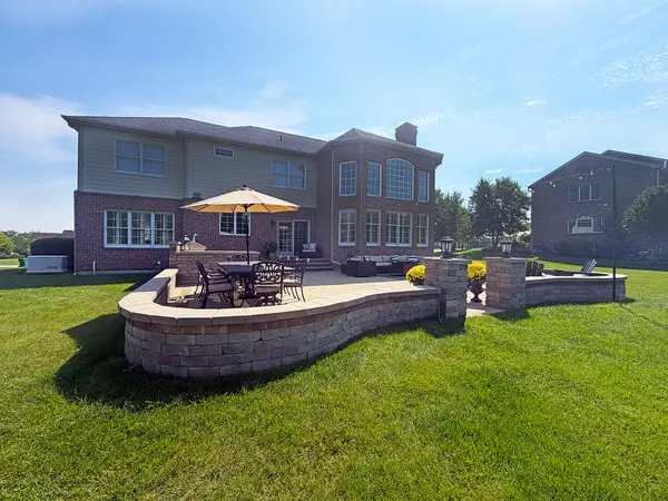 8 Prairie Landings CT, Hawthorn Woods, IL 60047