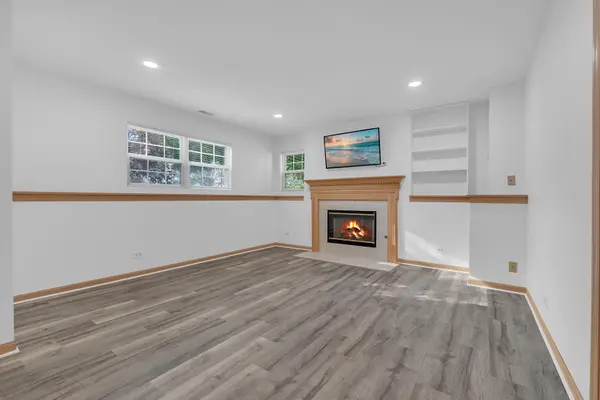 1651 Apple Tree LN, West Chicago, IL 60185