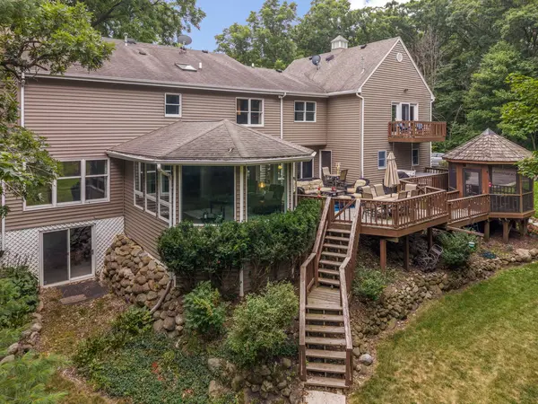 8310 MASON HILL RD, Woodstock, IL 60098