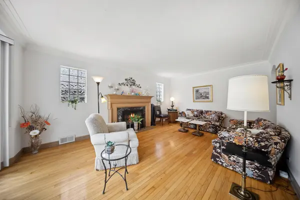 6631 N Caldwell AVE, Chicago, IL 60646