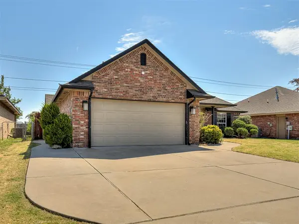 908 Ridgeway DR, Moore, OK 73160