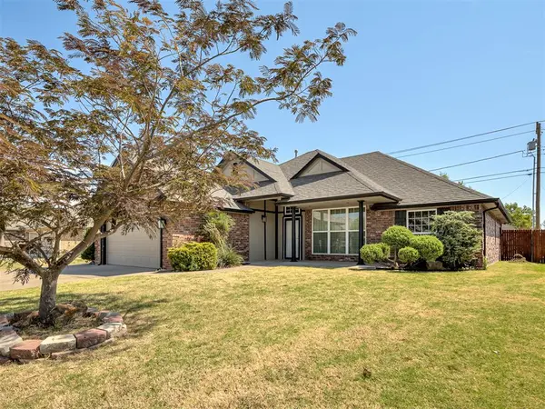 908 Ridgeway DR, Moore, OK 73160
