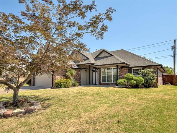 908 Ridgeway DR, Moore, OK 73160