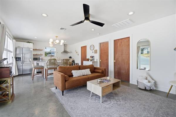 71 E OAK AVE, Medicine Park, OK 73557