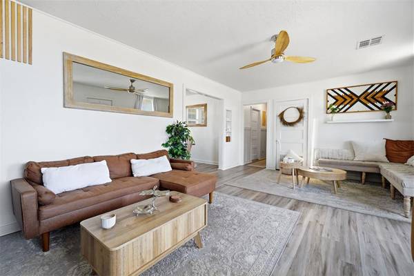53 E Lake DR, Medicine Park, OK 73557