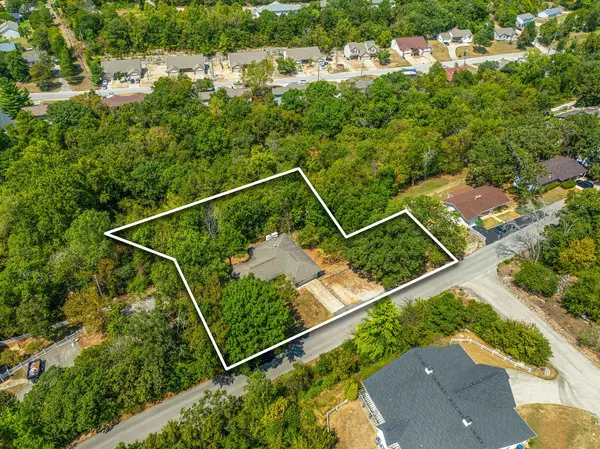 24 Wildwood LN, Kimberling City, MO 65686