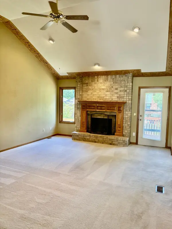 1099 E Nottingham LN, Springfield, MO 65810