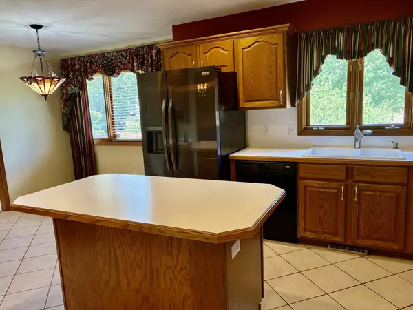 1099 E Nottingham LN, Springfield, MO 65810