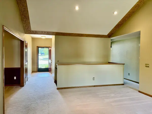 1099 E Nottingham LN, Springfield, MO 65810