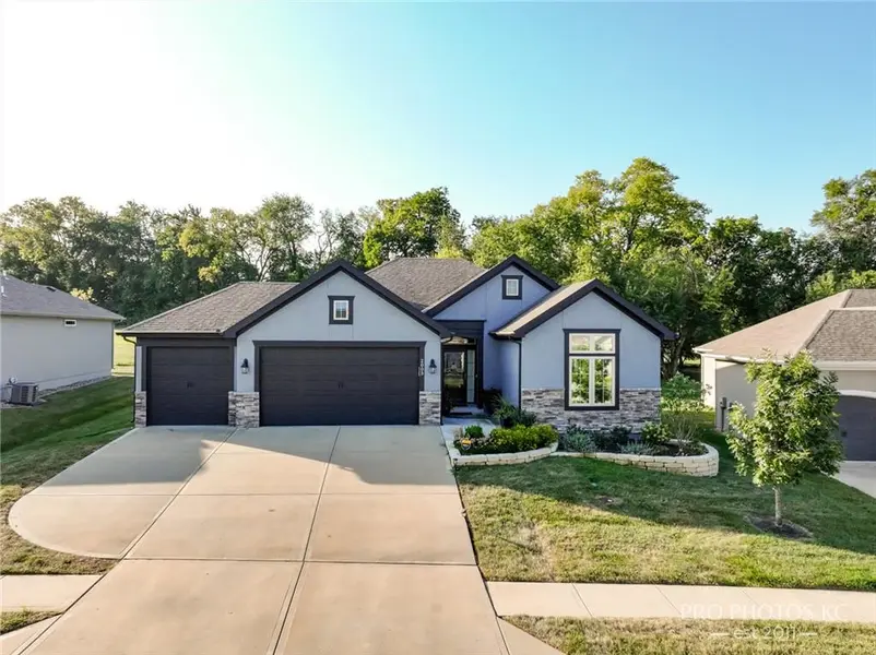 2003 Creek View LN, Raymore, MO 64083