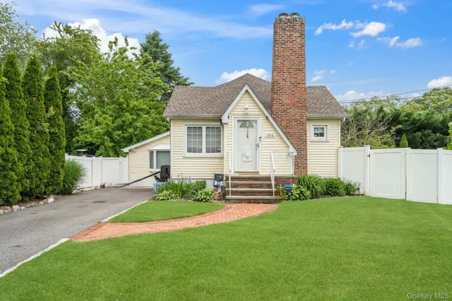 306 Mccall AVE, West Islip, NY 11795