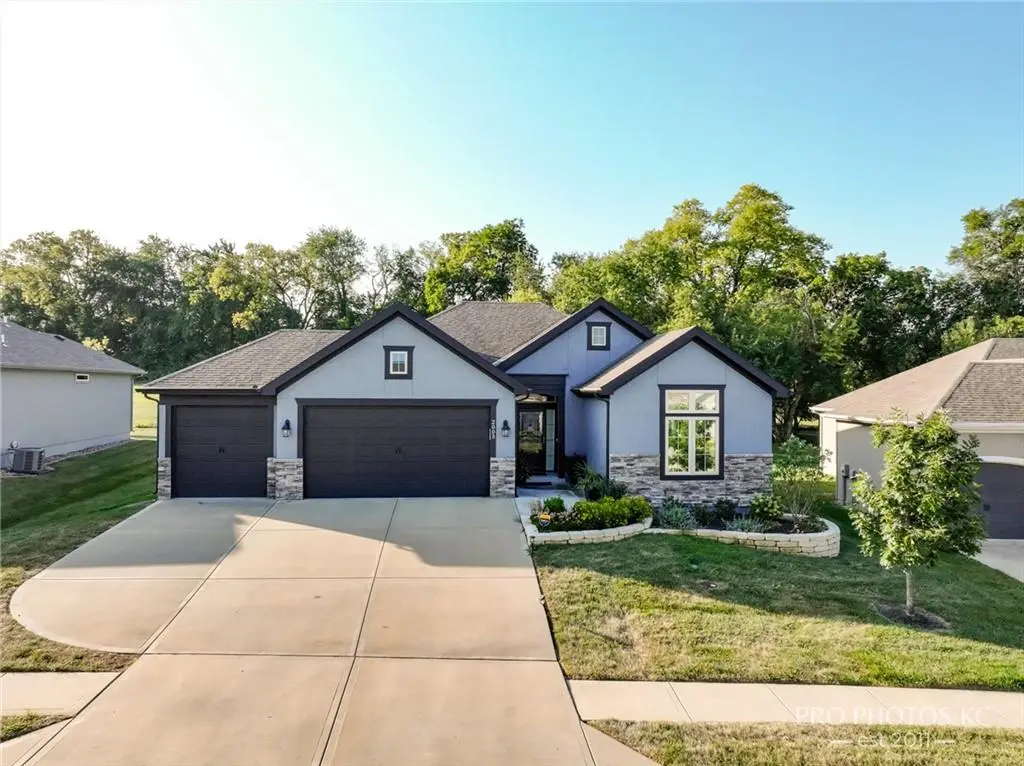 2003 Creek View LN, Raymore, MO 64083