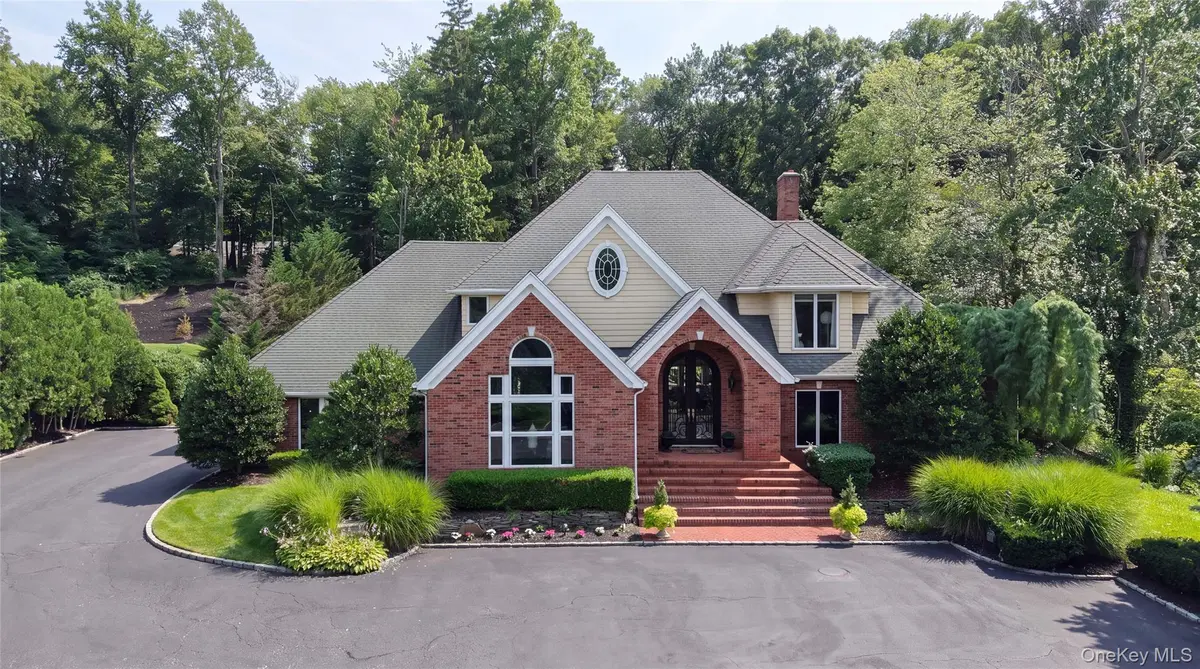 589 Caledonia RD, Dix Hills, NY 11746