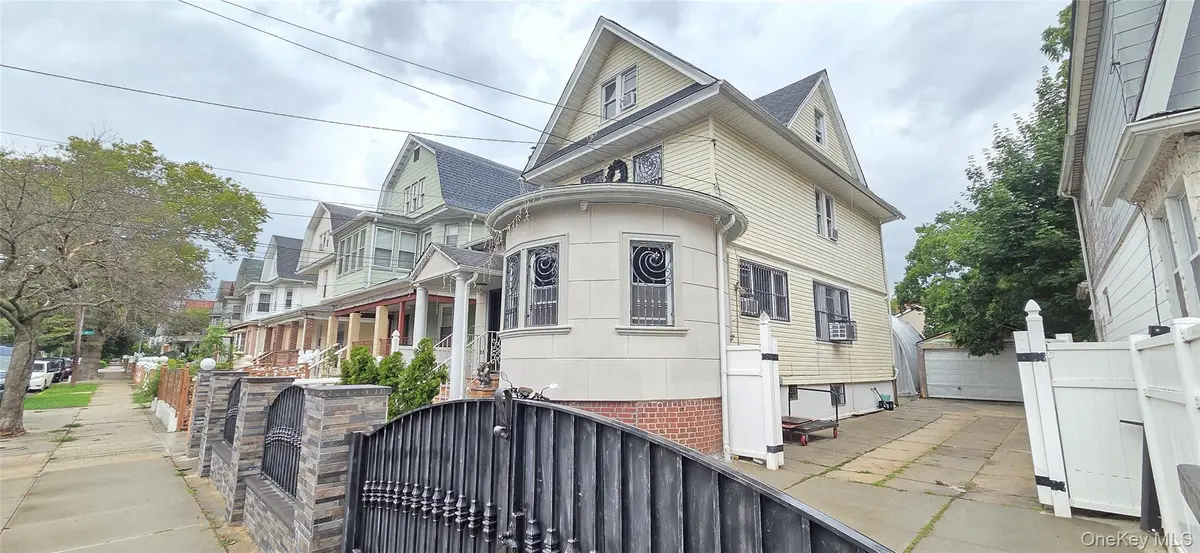 9211 107th ST, Richmond Hill, NY 11418