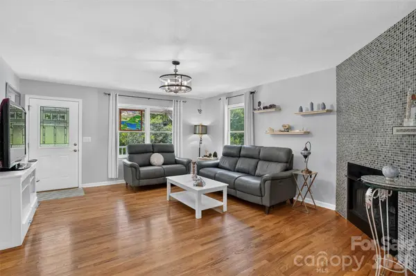 50 Autumn View DR, Hendersonville, NC 28792