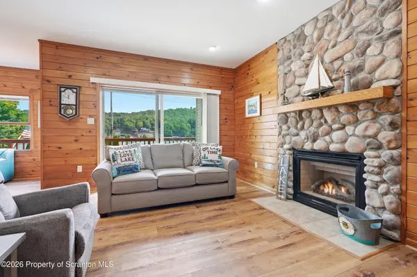 1428 Lakeside DR, Harveys Lake, PA 18618
