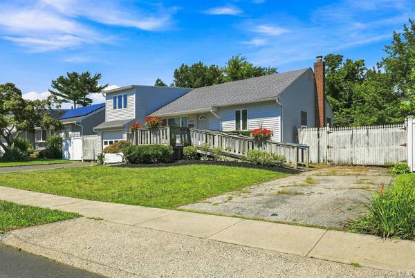 3905 Clove CT, Seaford, NY 11783