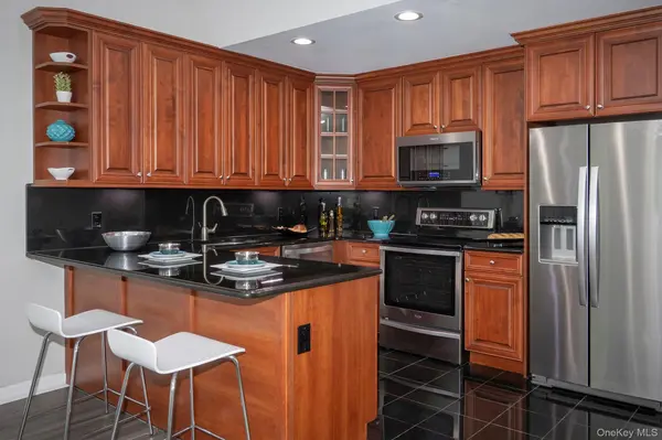 5000 Townhouse DR #1706, Coram, NY 11727