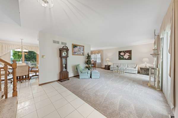 7502 W Lakeside DR, Frankfort, IL 60423