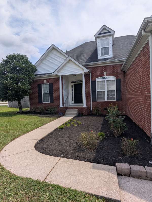 2102 Loudenslager Dr, Thompsons Station, TN 37179