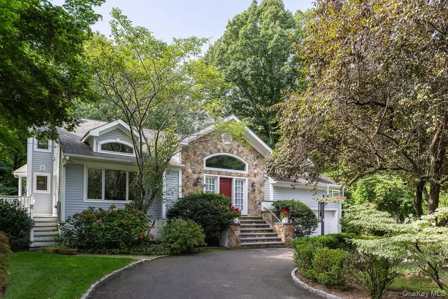1 Deepwoods LN, Old Greenwich, CT 06870
