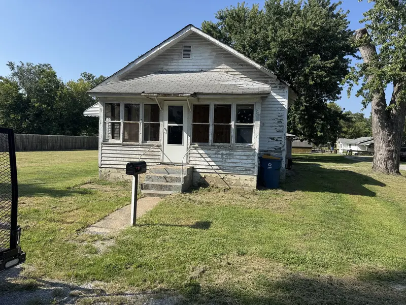513 E Smith ST, Benton, IL 62812