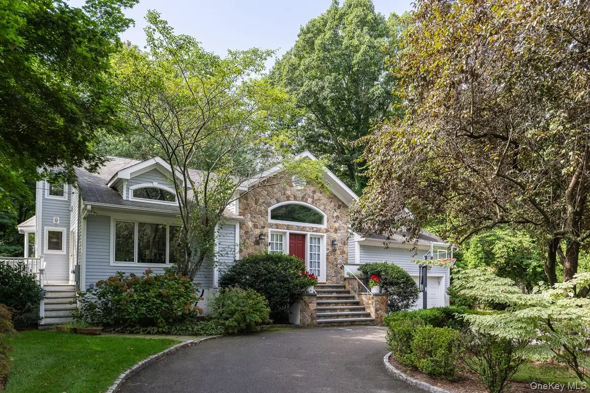 1 Deepwoods LN, Old Greenwich, CT 06870